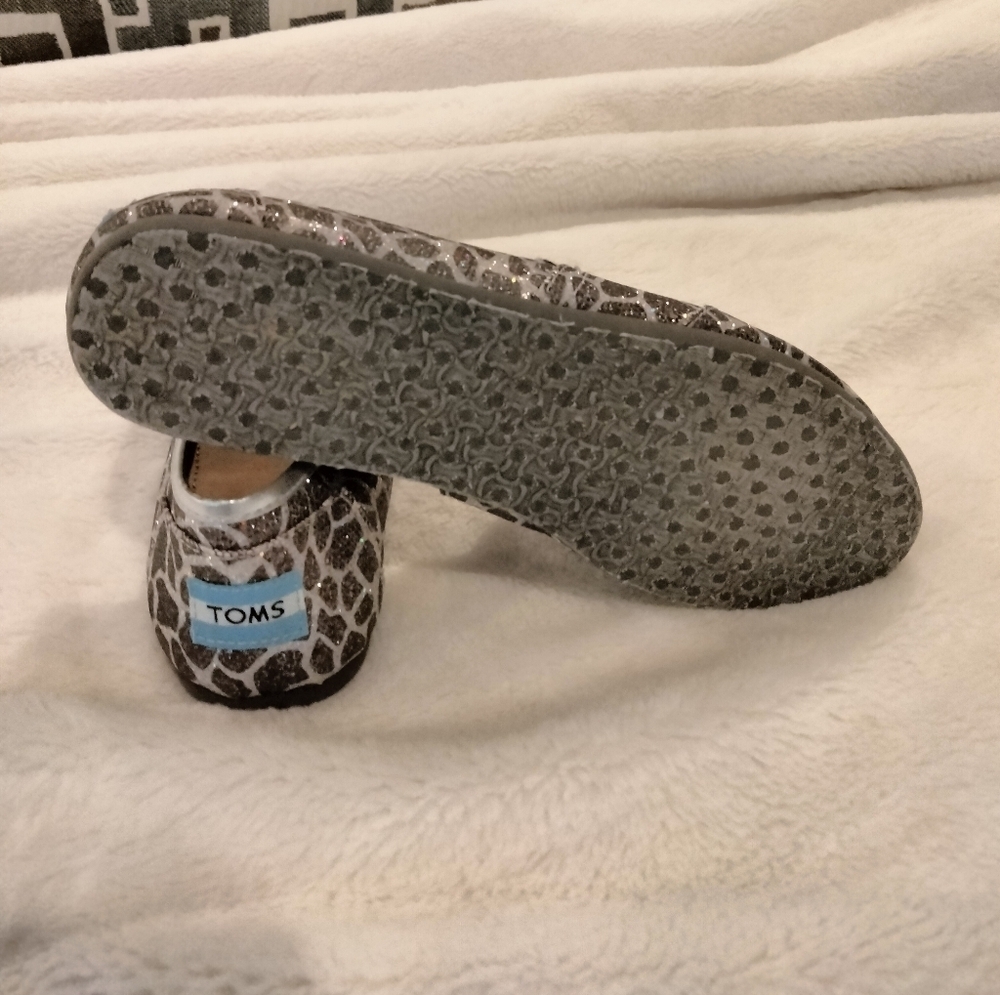 TOMS Women's Classic Giraffe Sparkly Print Shoes - Picture 5 of 6